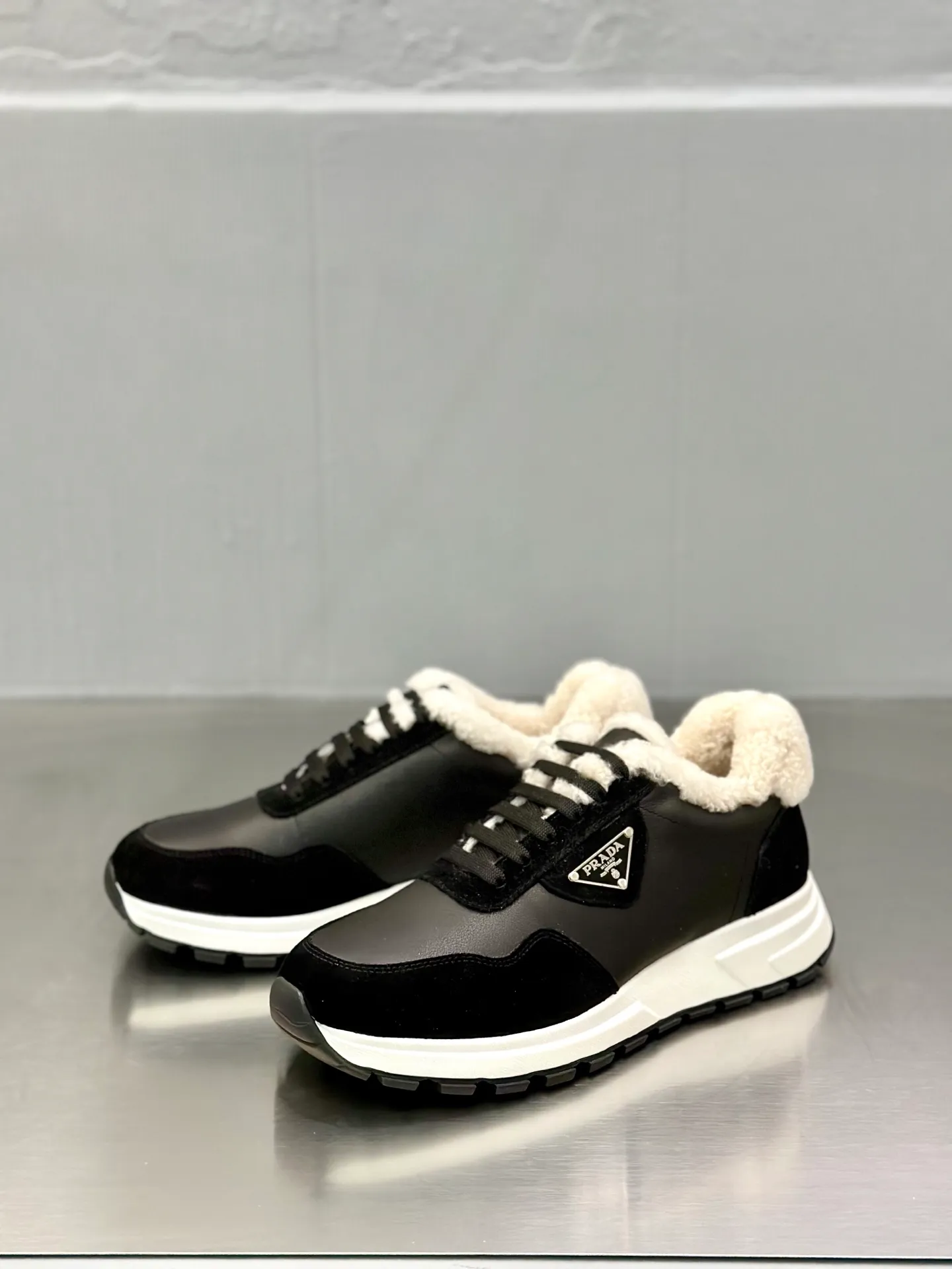 💰780 Prada/Prada men's new wool sneakers. This sneaker presents a modern version, reinterpreting the brand's archive style with clean lines and smooth details. The shoes are made of calf leather and technical fabric, with a triangular metal logo on the outside, bright TPU decoration on the heel, and a longer and padded inner heel design for a more comfortable fit. The tongue is decorated with a silk-screen logo, and is paired with a hollow rubber sole on the heel. The full cowhide lining comes standard with logo cowhide foot pads, making the upper foot taller, more comfortable, and versatile! Comes with full original packaging! Size: 39-40-41-42-43-44 standard leather shoe size (45 can be customized and does not support returns)